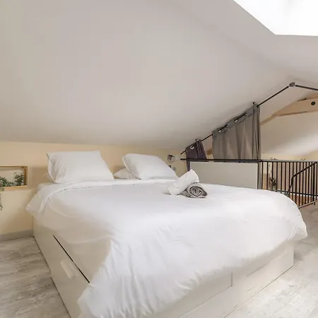 Holiday home La Halte Doree Beaujolaise, Dependance Avec Piscine Partagee