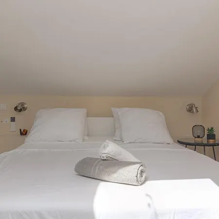 La Halte Dorée Beaujolaise, Dépendance Avec Piscine Partagée *